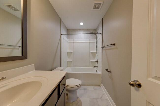 Building Photo - Sharp 3 bed 2 bath with Bonus room and nice fenced yard.