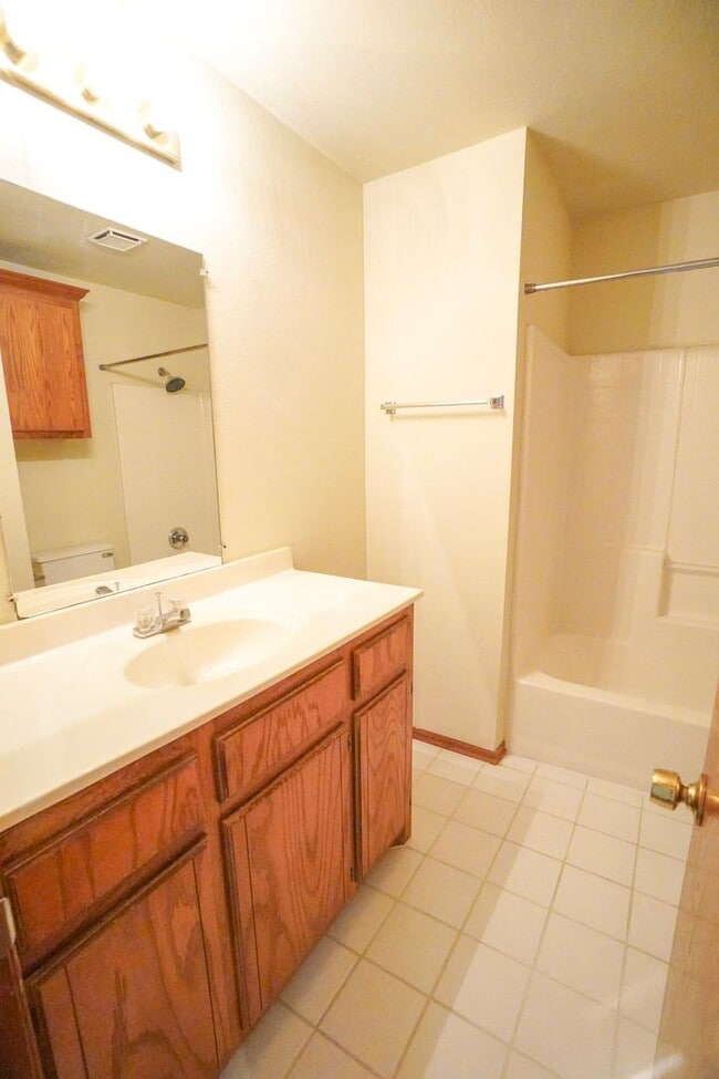 Building Photo - Spacious Duplex Near OU Campus