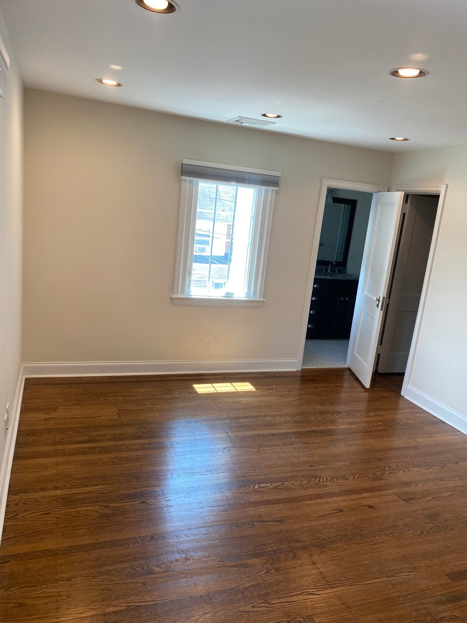 Master bedroom with full bathroom - 1404 Greywall Ln
