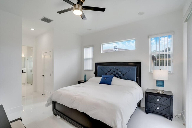 Building Photo - 2962 NW 10th Ct