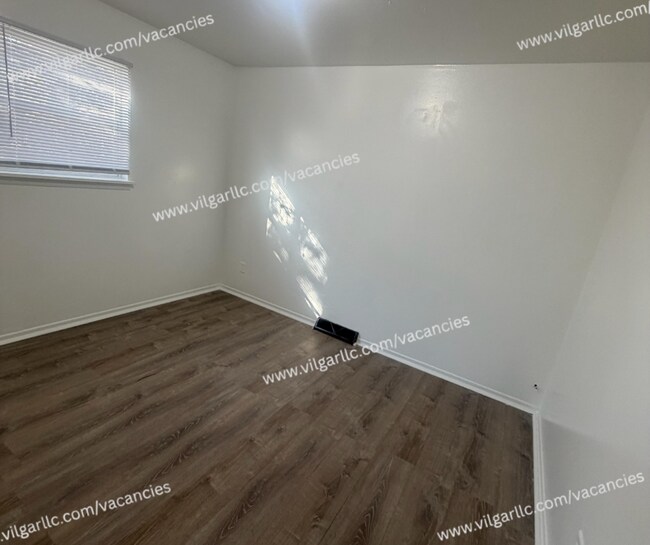 Building Photo - 700 E 20th Ave