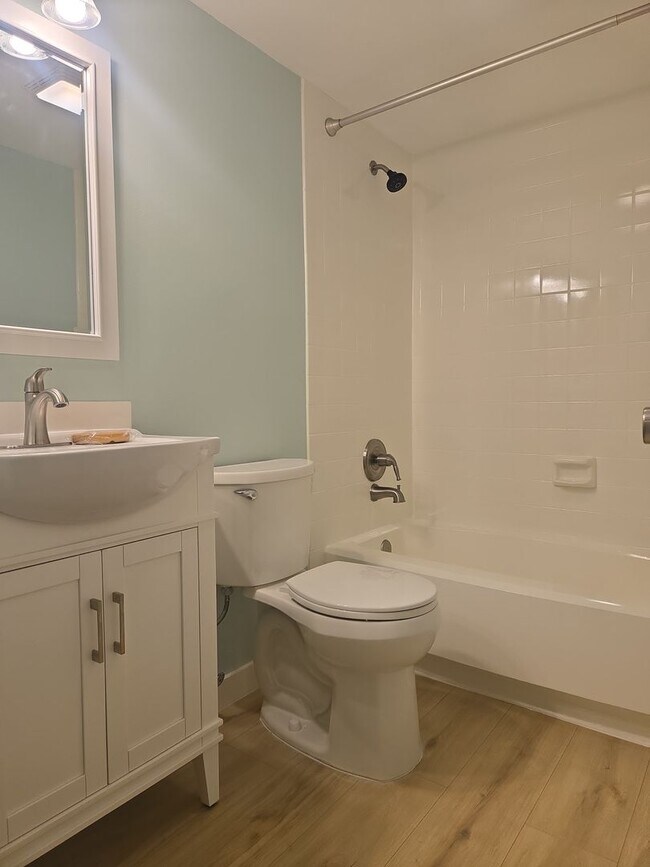 Building Photo - 160 Live Oak Woods Ct