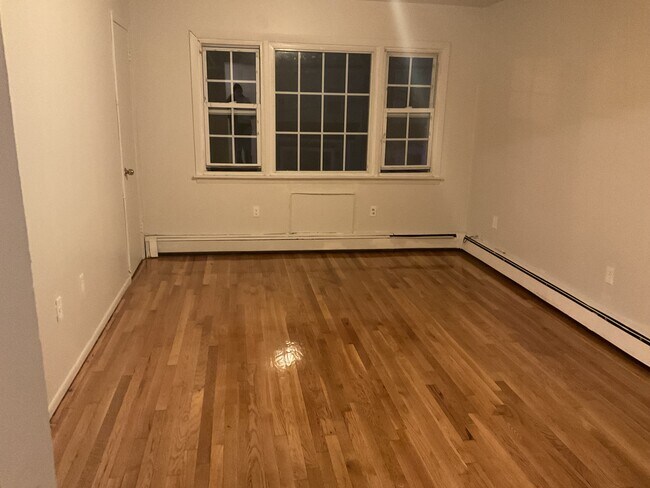 Building Photo - 22 Boyle Plz