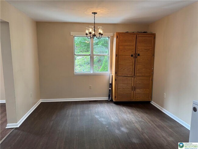 Building Photo - 1538 E 8th St