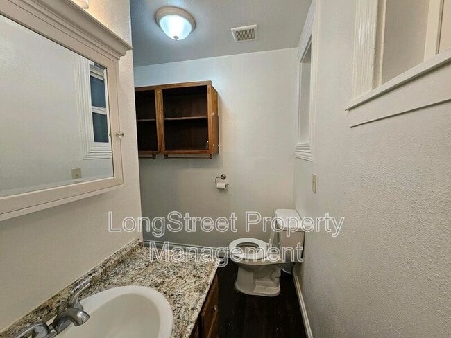 Building Photo - 634 SW Grant St.