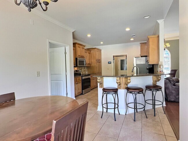 Building Photo - 4 Bed, 2 Full Bath Home w/ In-Ground Pool in Desirable Lake Forest!