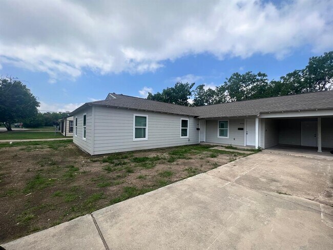 Building Photo - 919 Stetson Ave