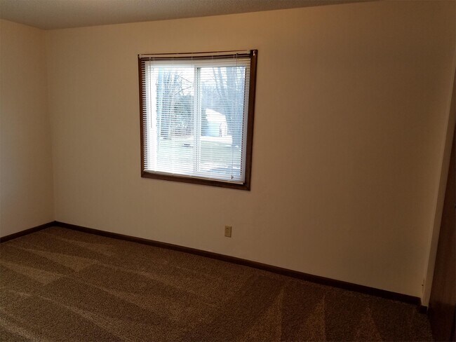 Building Photo - 2000 Valley Park Dr