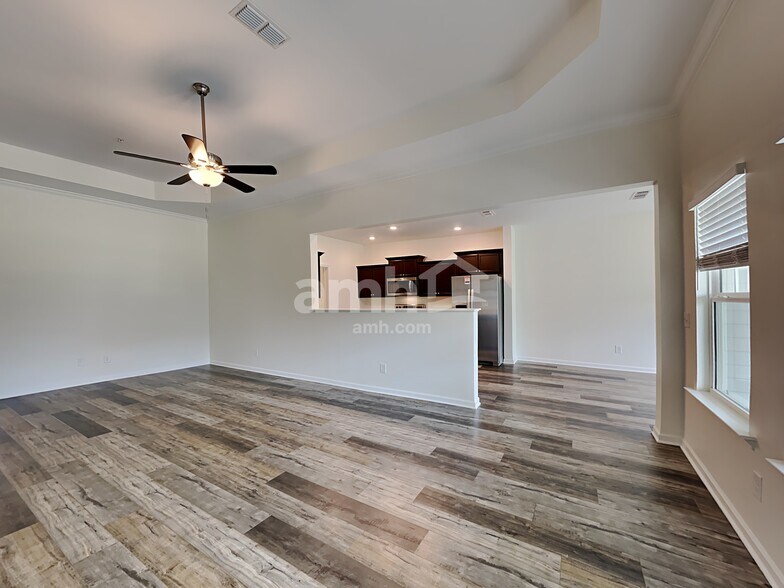 Building Photo - 1402 Mirage St