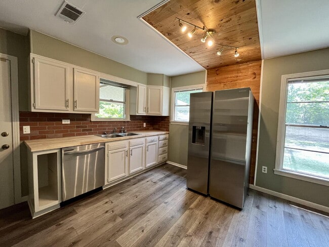 Building Photo - 3920 Maple Ave