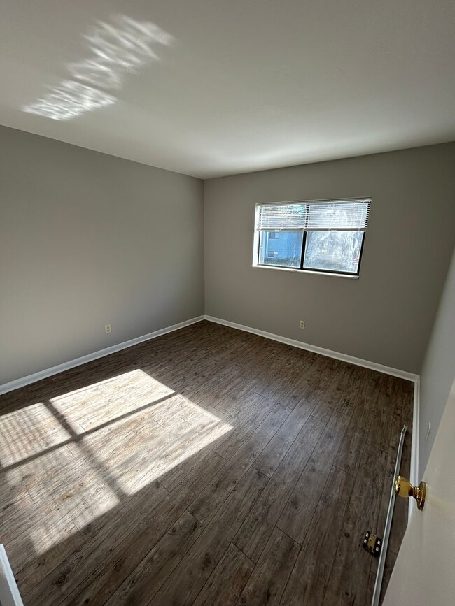 Building Photo - 2 BR/2 BA Condo with a Pool on Southside S...