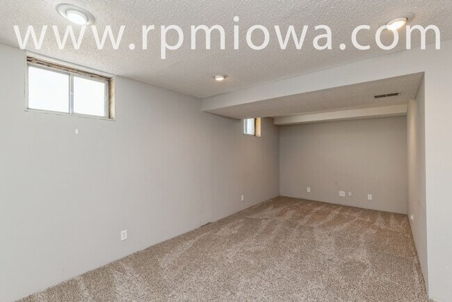 Building Photo - WONDERFUL RANCH HOME!! 2 Bed, 1 Bath Home in Ankeny