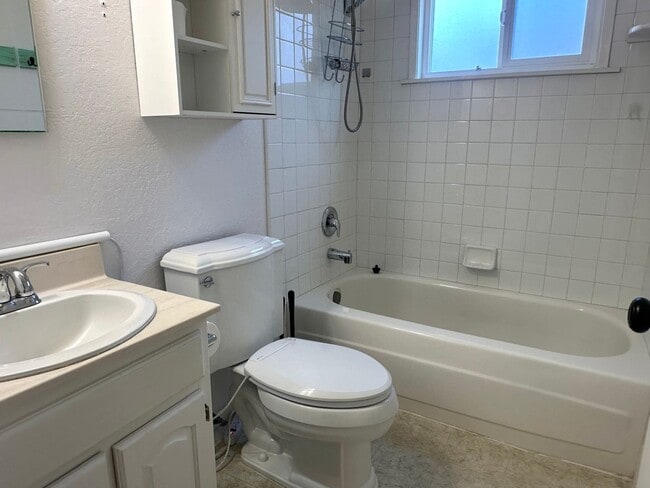 Building Photo - READY NOW! 3+1.5 City of Tehachapi - **SOL...