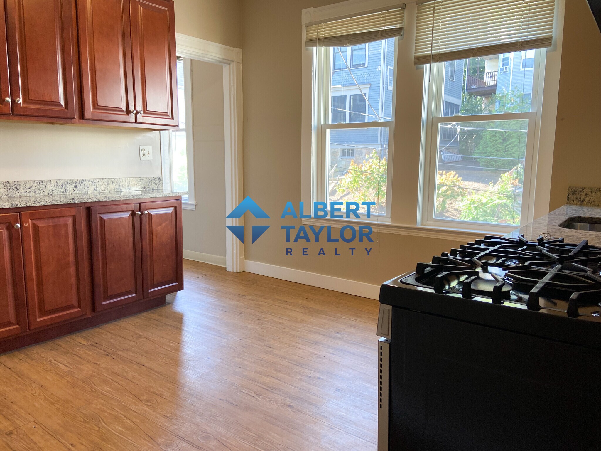 Building Photo - 8 Sunset St