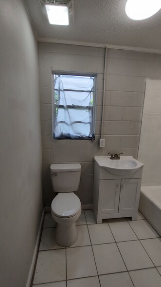 Home B - Bathroom - 1200 N St