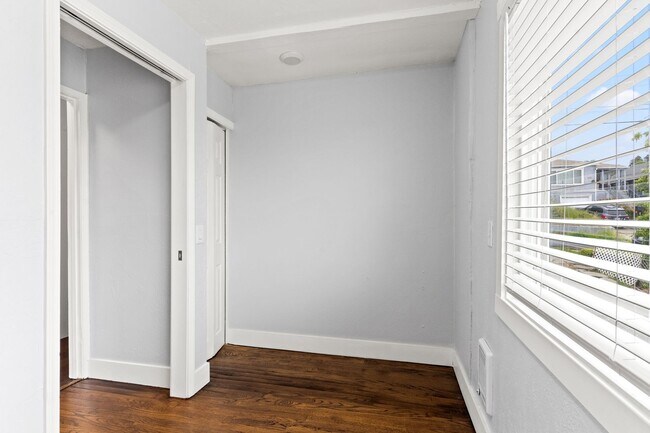 Building Photo - Spacious 4-Bed Oakland Apartment: Modern U...