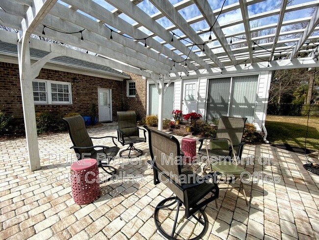 Building Photo - 14 Lampton Rd