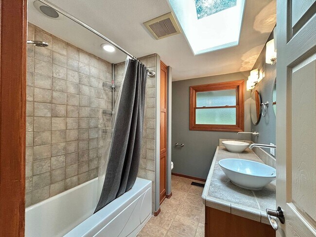 Building Photo - Tranquil Environment: 3 Bed, 1 Bath House