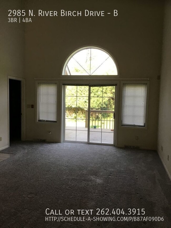 Building Photo - Huge condo with 2 car garage!