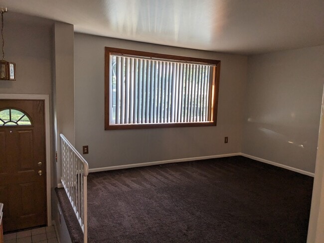 Building Photo - 983 Regina Dr