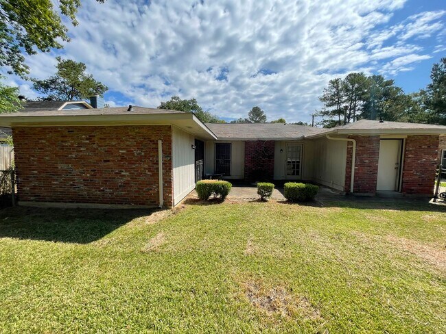 Building Photo - Ranch 3-Bedroom home !!