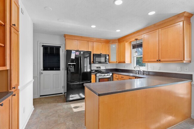 Building Photo - Beautiful 4 Bedroom/ 2 Story Home