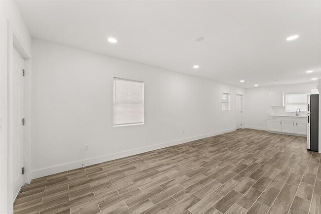 Building Photo - 602 S 13th St