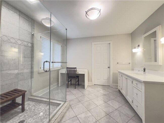 Building Photo - 42 Greythorne Woods Cir