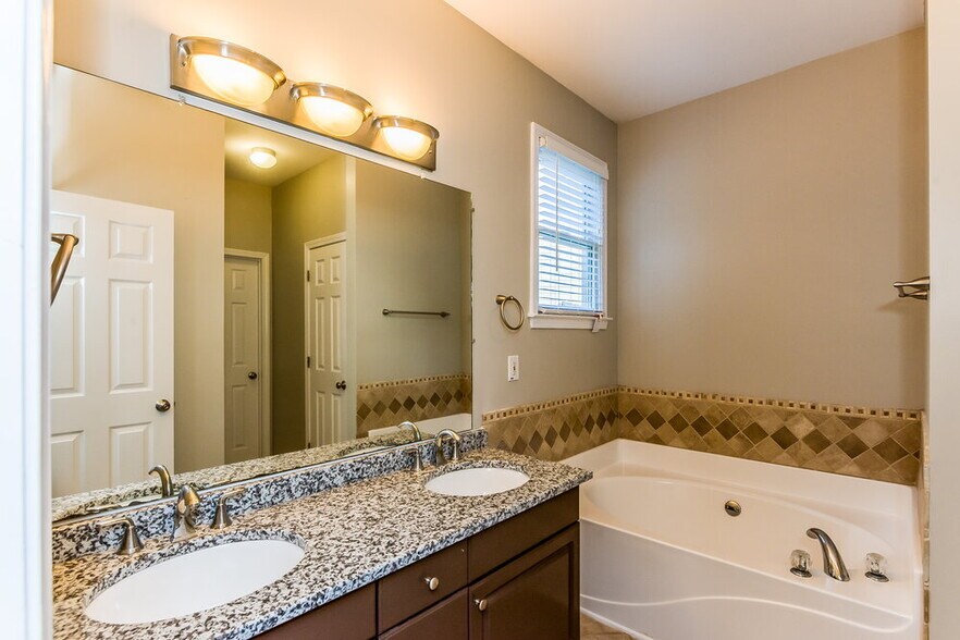 Building Photo - 411 Azalea Cove