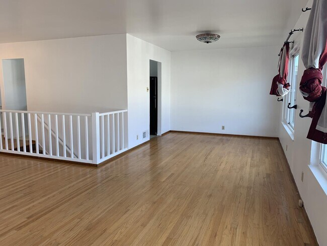 Building Photo - 1315 Skyline Dr