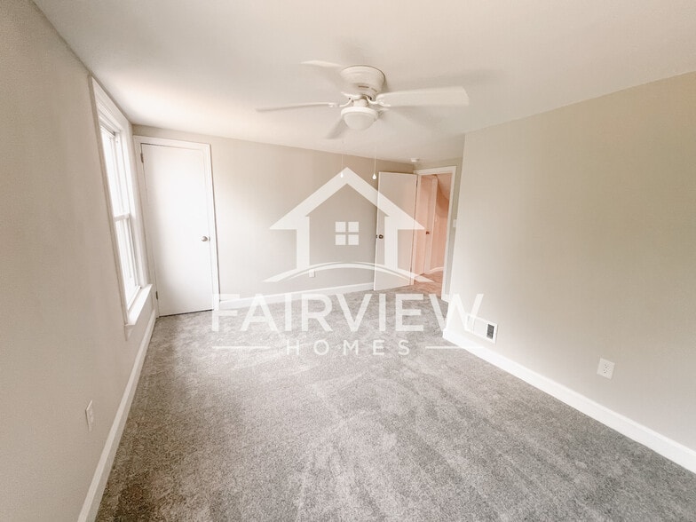 Building Photo - 3239 Mayflower Dr