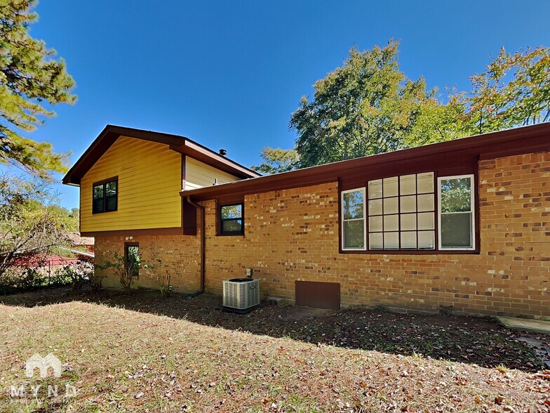 Building Photo - 2050 Sandgate Cir SW