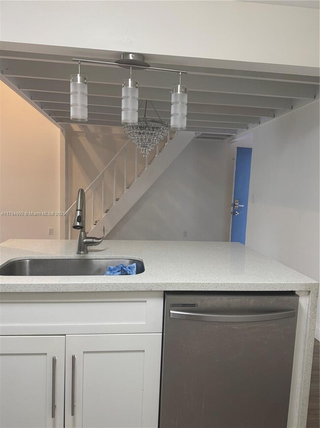 Building Photo - 9419 Fontainebleau Blvd