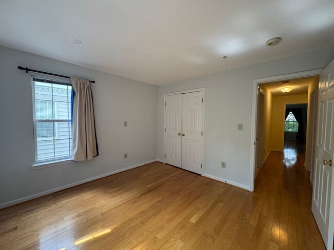 Building Photo - Beautiful 2 Bed 2 Bath End-Unit Townhome I...