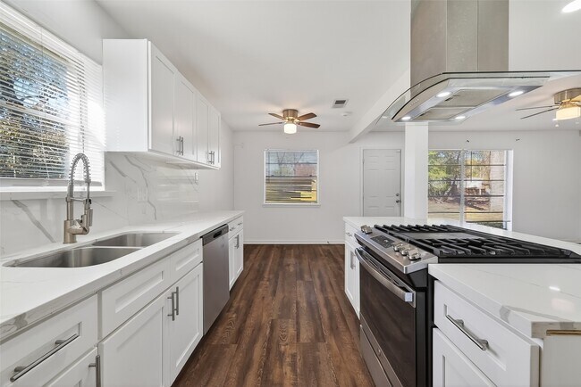 Building Photo - 23567 Pine Forest Dr