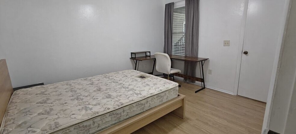 Building Photo - 4000 SW 23rd St