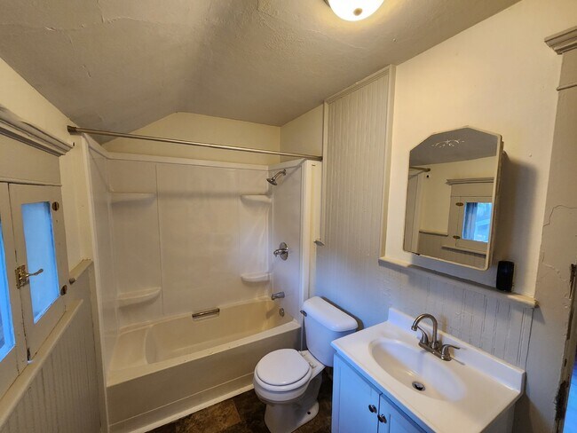 Building Photo - 2 Kitchens & 2 Bathrooms