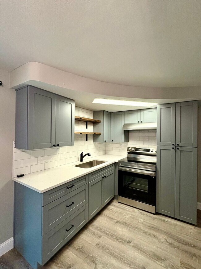 Building Photo - Fully Remodeled Beautiful Home with Bonus ...