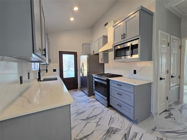 Building Photo - 7013 Marejada Dr