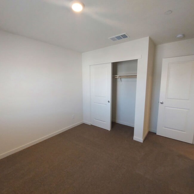 Building Photo - Newer 4 Bedroom, 2.5 bath home in West Roseville/DR Horton Built!