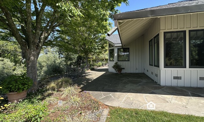 Building Photo - Stunning 3BD/2.5BA Home with Breathtaking ...