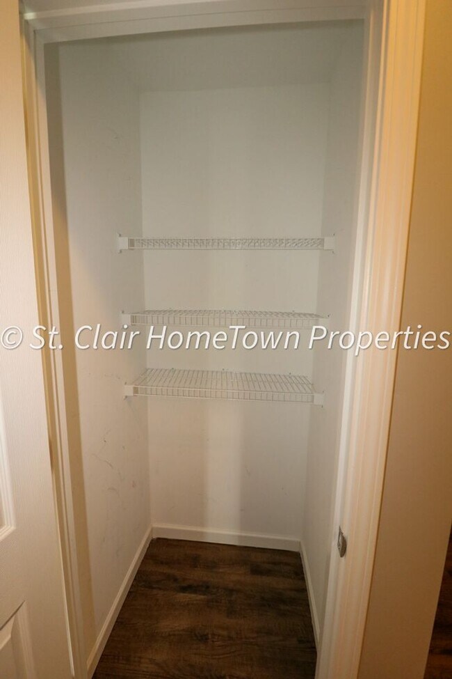Building Photo - Spacious 4 Bedroom Home in Fox Hollow