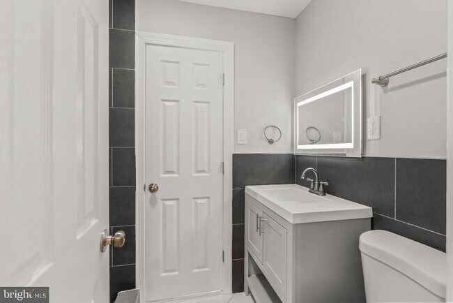 Building Photo - 12 Holbrook Ln