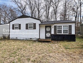 Building Photo - 3 Bed, 1 Bath Home with Off-Street Parking / Pet-Friendly / Vouchers Accepted / Available Now!