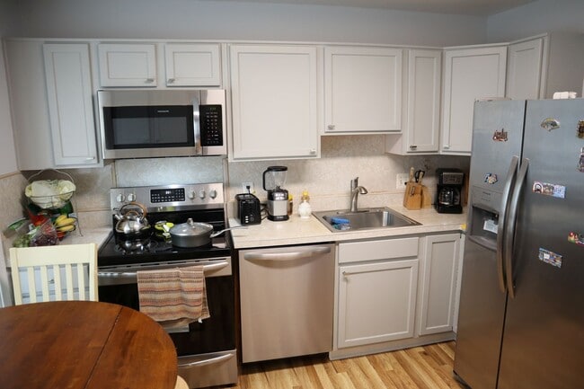 Building Photo - Commuter’s Dream! Spacious 3-Level End-Unit Townhome – Just 2 Blocks to Metro