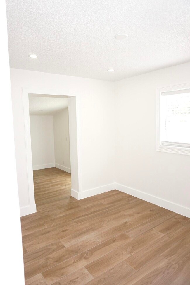 Building Photo - 403 Pinegrove Ave