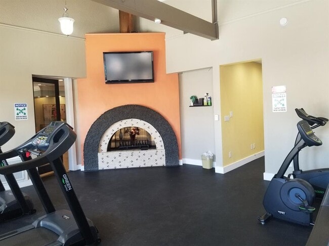 Building Photo - 935 La Posada Dr