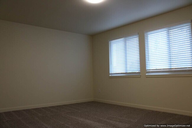 Building Photo - Bright Updated -2 bedroom 2 bath Duplex