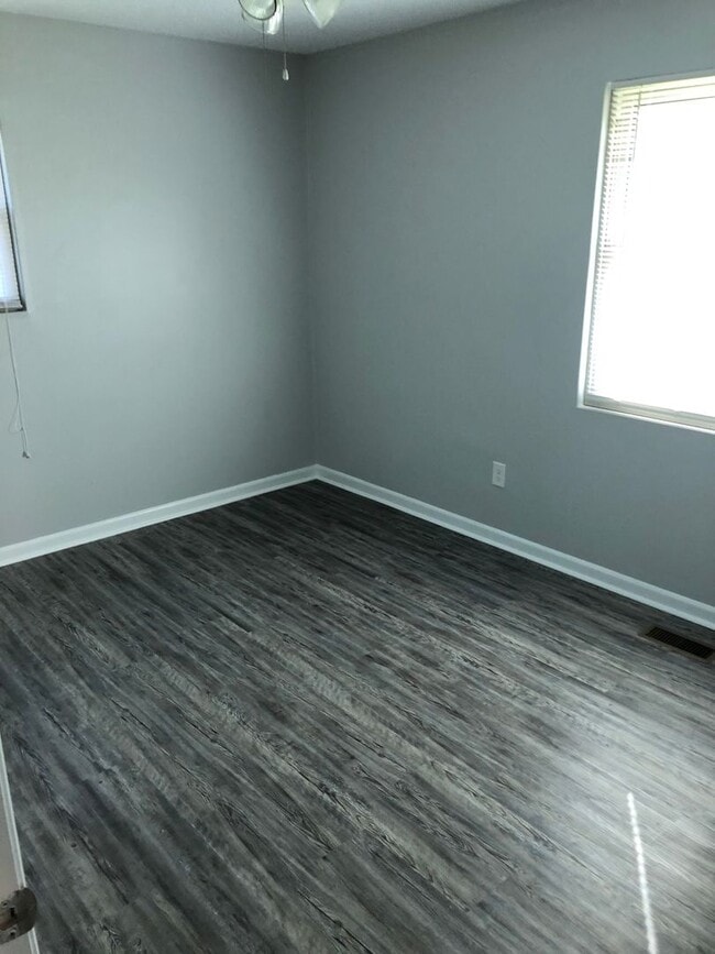 Building Photo - 3 bedroom/2 bath home