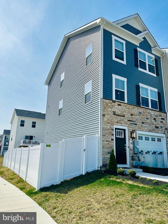 Building Photo - 101 Lakota St